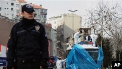 Uzmanlar bombalı saldırıda hedef alınan polis otobüsünde inceleme yapıyor