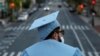 Seorang lulusan program pascasarjana dari Universitas Columbia tampak di kampusnya seehari sebelum upacara wisuda, yang akan diadakan secara daring karena wabah virus corona (Covid-19) di Manhattan, New York, 15 Mei 2020. (Foto: Reuters) 