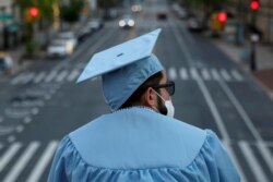 Seorang lulusan program pascasarjana dari Universitas Columbia tampak di kampusnya seehari sebelum upacara wisuda, yang akan diadakan secara daring karena wabah virus corona (Covid-19) di Manhattan, New York, 15 Mei 2020. (Foto: Reuters)