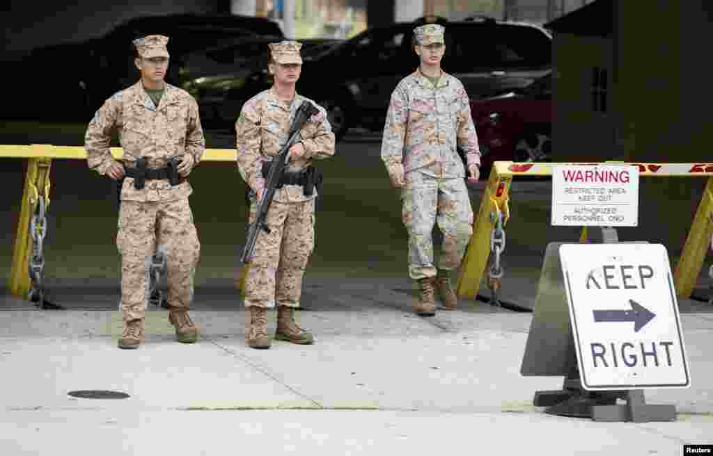 Lính thủy quân lục chiến đứng gác bên ngoài doanh trại sau vụ nổ súng ở Công xưởng Hải quân làm một số người bị thương và thiệt mạng. 