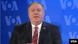 Ngoại trưởng Mỹ Mike Pompeo nói chuyện tại VOA. 