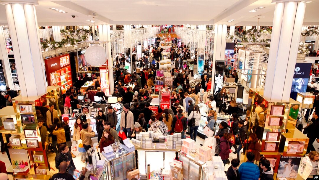 Para pengunjung memanfaatkan diskon Black Friday di Macy's Herald Square (24/11) di New York.