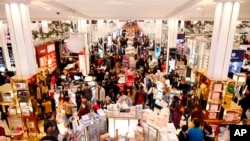 在梅西百货商店的纽约旗舰店，购物者在黑色星期五前夕蜂拥抢购减价商品。（2016年11月24日）
