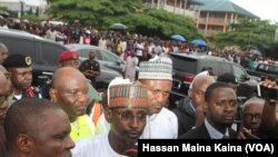 Ministsn Abuja Muhammad musa Bello ya yin da yake duba ginin da ya rushe