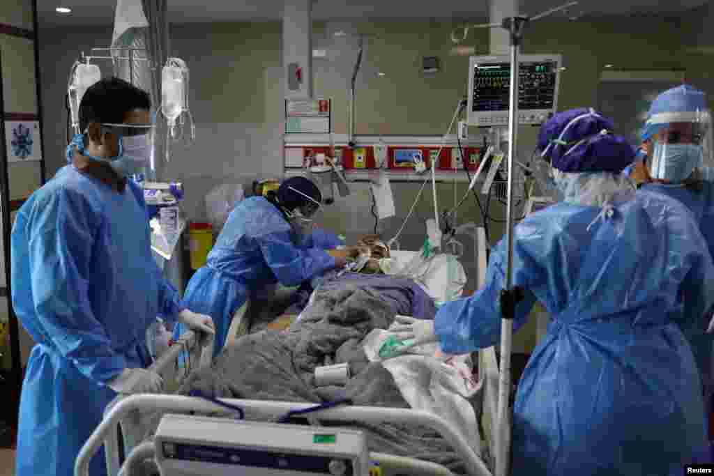 داکتران ایرانی در حال رسیدگی به بیمار مبتلا به کووید۱۹؛ ایران بلندترین میزان ابتلا و تلفات ناشی از کروناویروس را در شرق میانه دارد.