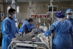 Nurses wearing protective suits, prepare a patient with coronavirus disease (COVID-19) to be transferred to Masih Daneshvari Hospital, in Tehran, Iran March 30, 2020. WANA (West Asia News Agency)/Ali Khara via REUTERSکرونا ایران