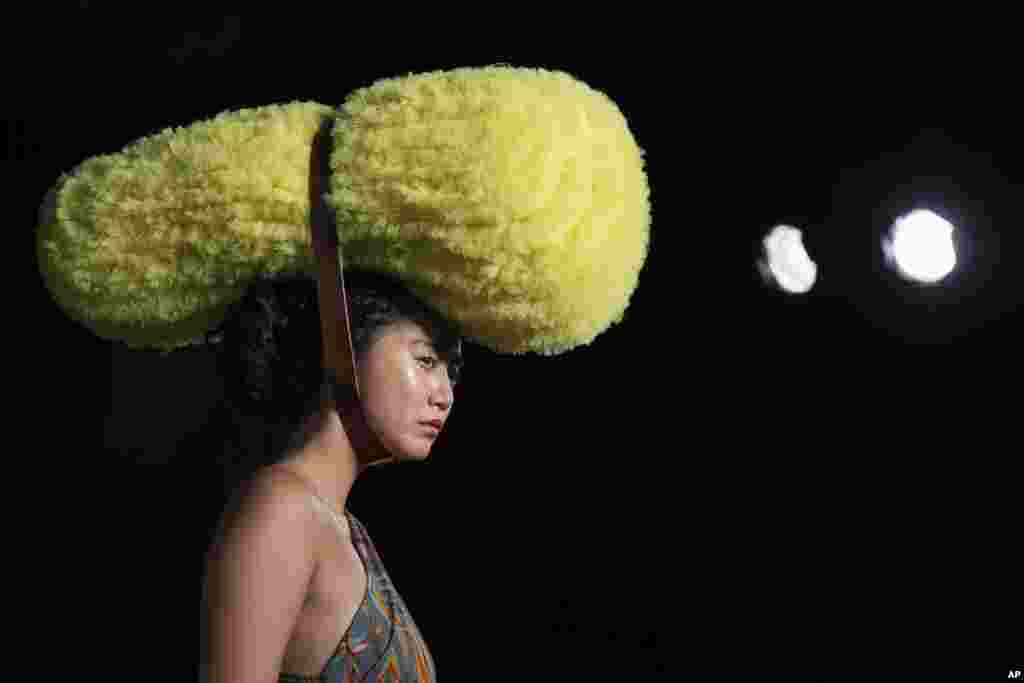 هفته مد در لندن. این زن جوان یک لباس از طراح &laquo;پام هاگ&raquo; به تن دارد که با یک پوشش ابری روی سر مدل، توجه ها را به خود جلب کرده است.