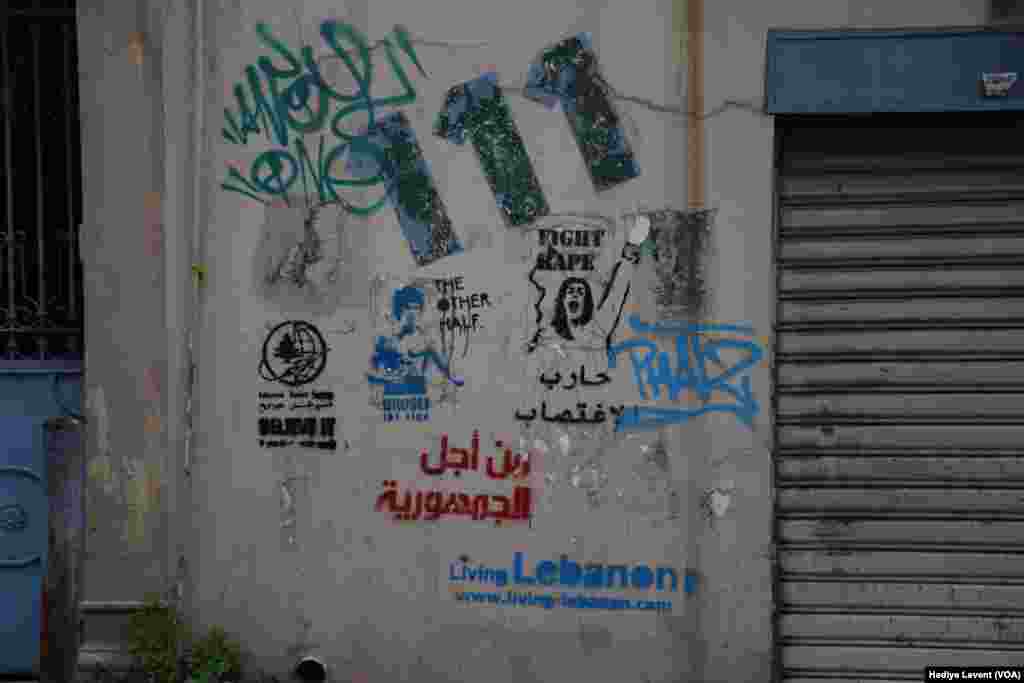 Lübnan’ın başkenti Beyrut’ta birçok sokakta, eski veya yeni binaların dış cephelerinde, yol kenarlarındaki istinat duvarlarında çok sayıda graffitiye rastlamak mümkün. Bu duvarda olduğu gibi internet sitesi duyuruları ve reklam amaçlı duvar resimleri ile “tecavüz ile mücadeleye” çağıran resimleri birarada görmek mümkün. Ünlü Bruce Lee graffitide Brosli olmuş.