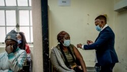 Žena se vakciniše protiv kovida 19 u klinici Hilbrau u Johanesburgu u Južnoafričkoj Republici, 6. decembra 2021.