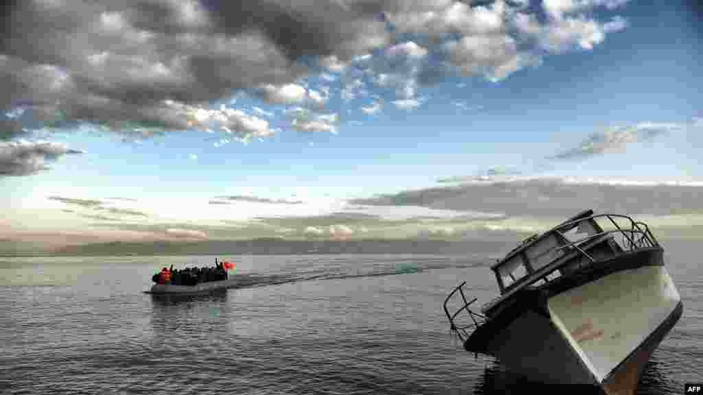 Des réfugiés et des migrants traversent la mer Egée à bord d&rsquo;un bateau gonflable, à l&#39;île grecque de Lesbos,&nbsp; 10 novembre 2015.