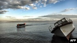 یک قایق حامل پناهجویان در دریای اژه
