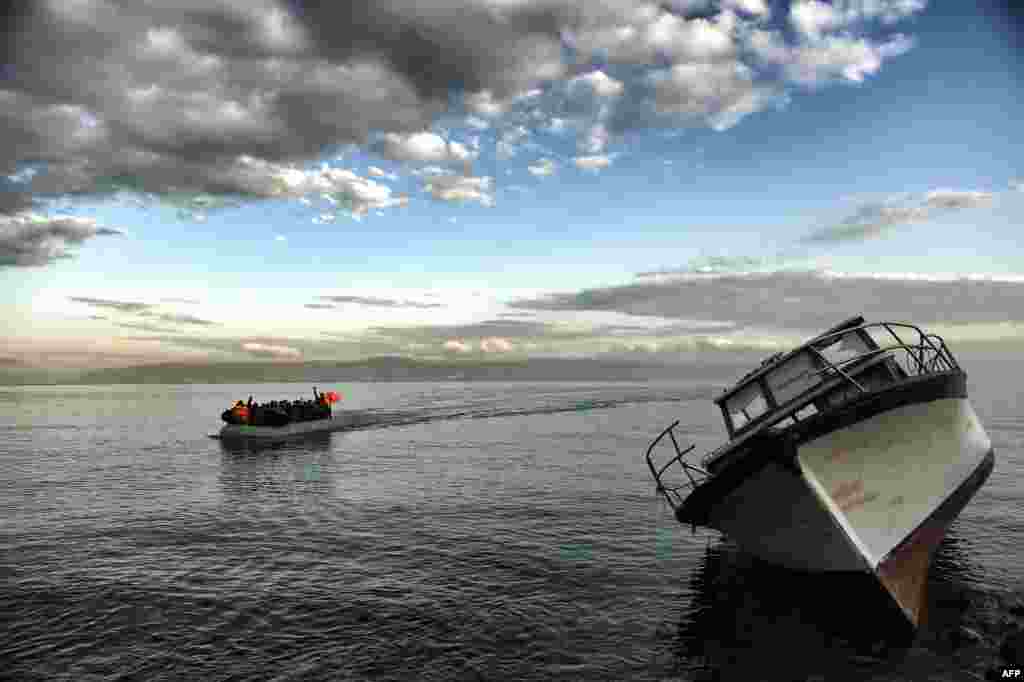 Sebuah perahu membawa para migran meyebrangi Laut Aegean dari Turki menuju Pulau Lesbos di Yunani. &nbsp;