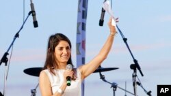 Virginia Raggi pandan li tap salye patizan li yo nan denyè meeting kanpay li a nan Ostia, yon banlye vil Wòm, vandredi 17 jen 2016 la.