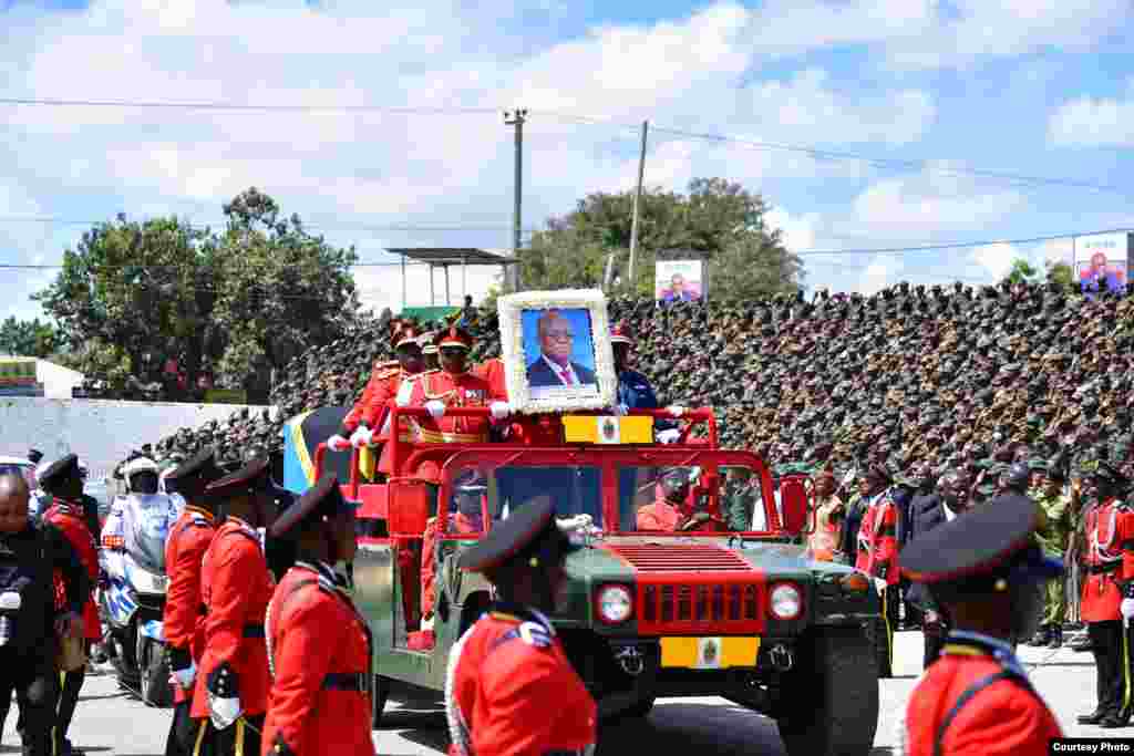 Gari Maalumu la Jeshi la Wananchi wa Tanzania JWTZ likiwa limebeba Jeneza lenye mwili wa aliyekuwa Rais wa Jamhuri ya Muungano wa Tanzania katika Awamu ya tano hayati John Pombe Magufuli wakati likiwasili katika uwanja wa Jamhuri mkoani Dodoma. Picha Ofisi ya Rais.