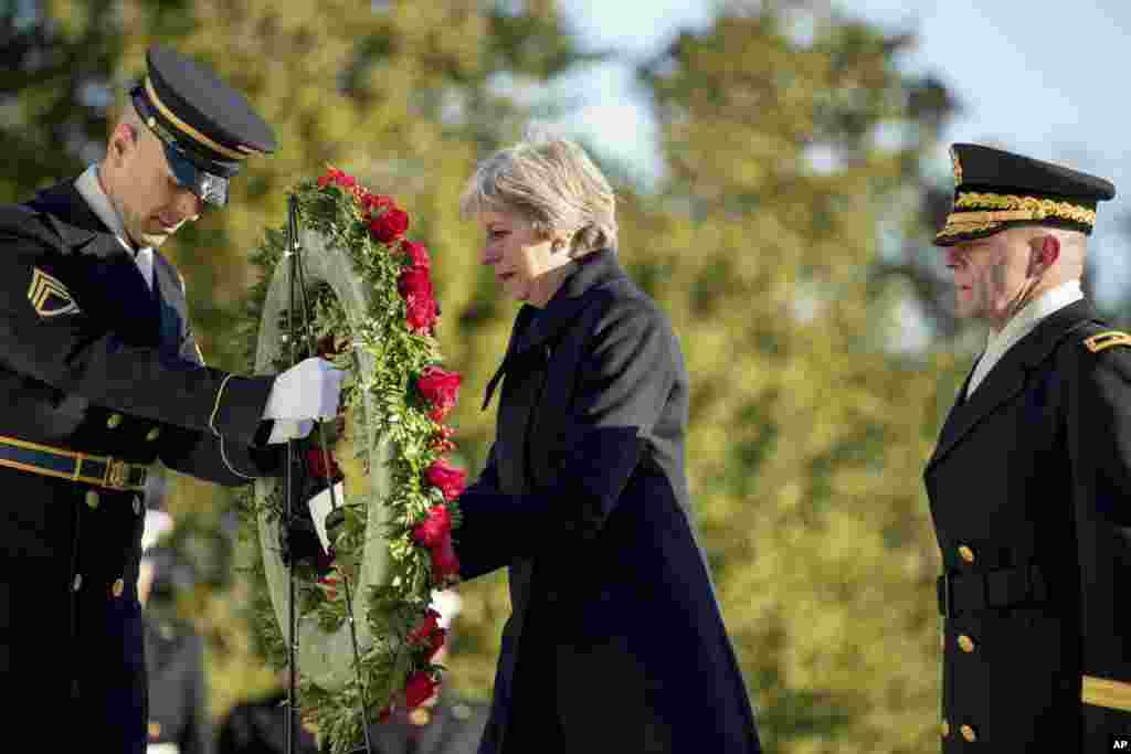 ادای احترام ترزا می&zwnj;، نخست وزیر بریتانیا، در یک مراسم رسمی&zwnj; با نثار تاج گل در مقابل بنای یادبود افراد گمنامی که جان خود را در راه خدمت به کشور و مردم آمریکا فدا کردند. بعد از این ادای احترام، خانم می&zwnj;&zwnj; با دونالد ترامپ، رئیس جمهوری آمریکا، در کاخ سفید دیدار کرد.