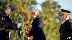 ادای احترام ترزا می نخست وزیر بریتانیا به مزار سربازان گمنام در گورستان آرلینگتون - جمعه ۲۷ مه