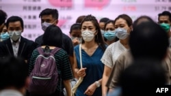 2020年7月10日新冠疫情下戴口罩的行人在香港过马路