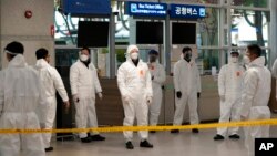 کارکنان صحی بخش قرنطین کووید۱۹ در میدان هوایی اینچیون کوریای جنوبی