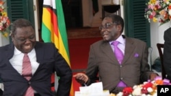 Presiden Zimbabwe Robert Mugabe (kanan) dan Perdana Menteri Morgan Tsvangirai (Foto: dok). Menurut AS, Zimbabwe telah memperbaiki nasib warganya dalam empat tahun terakhir. AS memperkirakan akan dapat mencabut sanksi ekonomi terhadap pemimpin-pemimpin negara itu apabila kemajuan itu terus dijalankan. (Foto: dok).