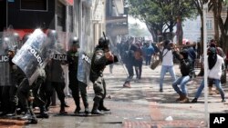 Protesters challenge riot police during clashes in downtown Bogota, Aug. 29, 2013.