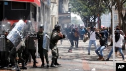 Los manifestantes hacen frente a la policía antimotines en Bogotá