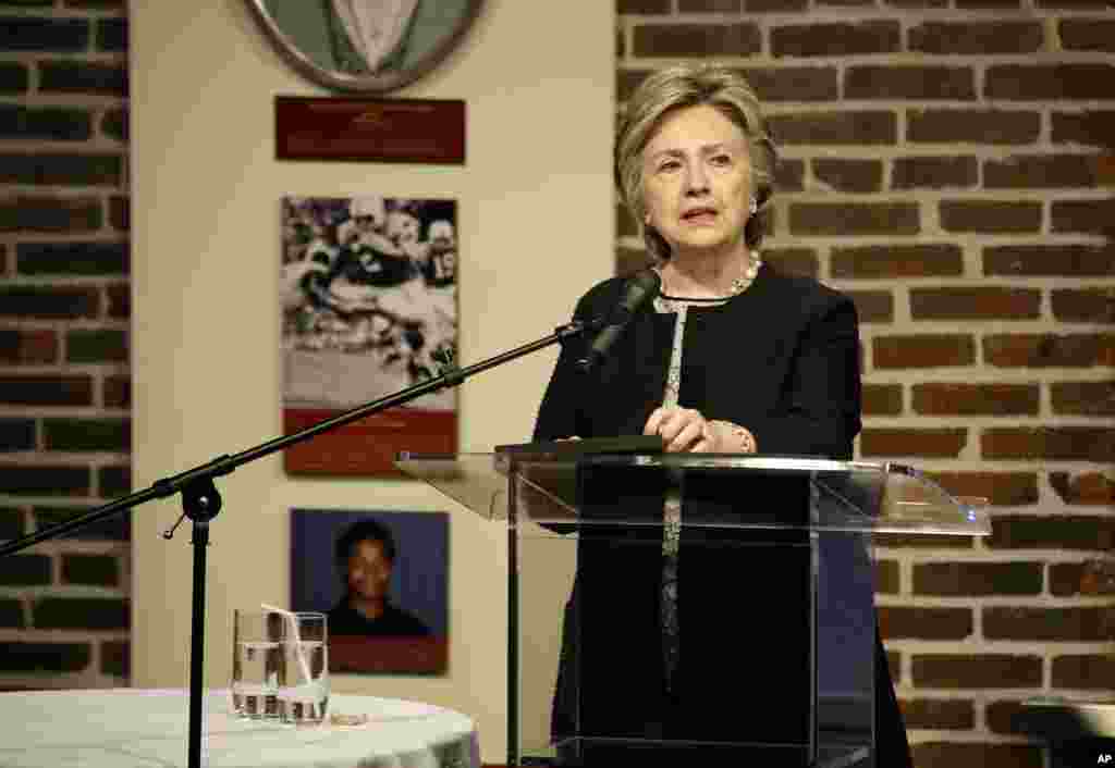 L'ancienne secrétaire d'État Hillary Clinton prend la parole lors d'une collecte de fonds pour le programme Jeunesse Elijah Cummings en Israël, Baltimore, 5 juin 2017