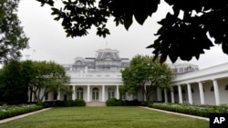 ARCHIVO - El restaurado jardín de rosas en la Casa Blanca en Washington, el 22 de agosto de 2020. La renovación fue parte de los trabajos realizados al edificio sede del poder ejecutivo estadounidense durante unas vacaciones del entonces presidente Donald Trump.