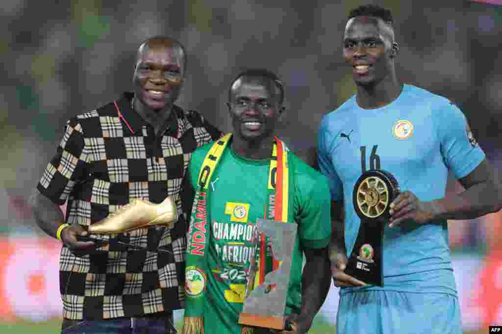Attaquant ya Cameour Vincent Aboubakar akangi photo na mbano ya sapatu ya wolo na attaquant ya Sénéral Sadio Mané ya Sénégal elongo na moyambi ya Séné gal, mosani azwani mbano na makokani maye, na CAN 2021, na stade Olimbe, na Yaoundé, Cameroun, 2 février