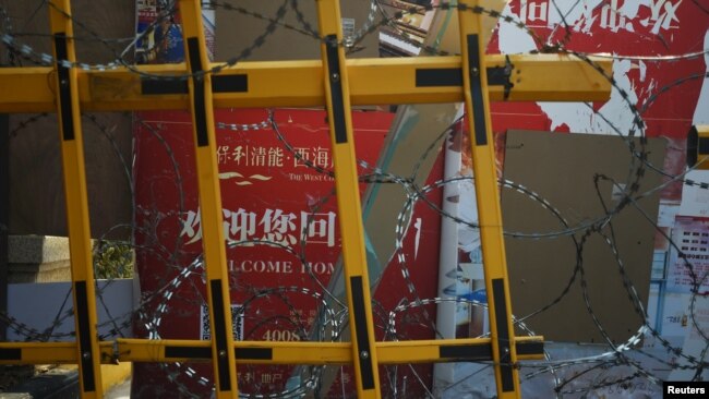 武汉一个居民区的入口被铁丝网拦住。（2020年2月22日资料照）