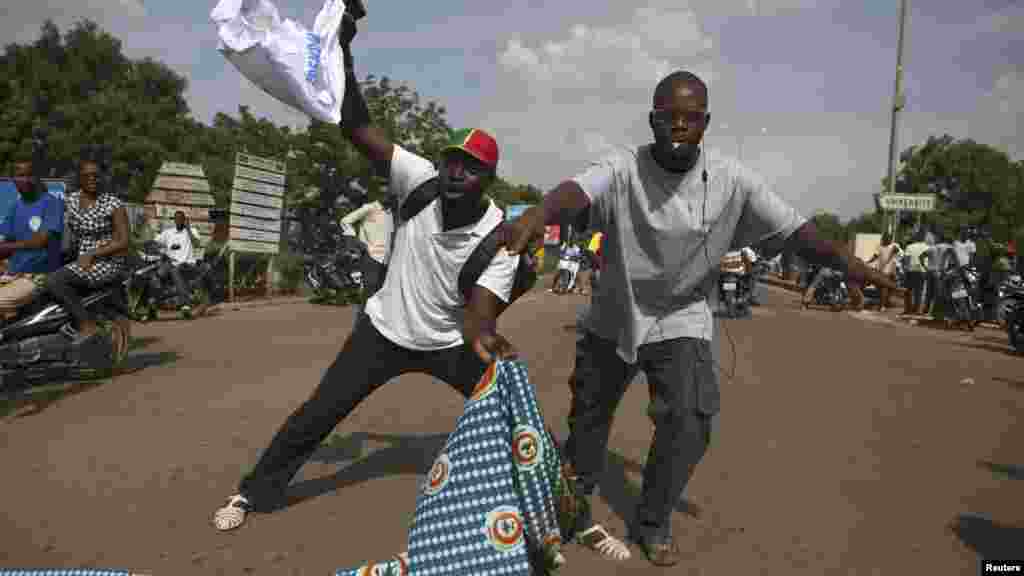 Liesse dans les rues de Ouagadougou après l&rsquo;annonce de la fuite du président Blaise Compaoré au terme de plusieurs jours de manifestation, octobre 2014. REUTERS/Joe Penney
