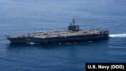 ກຳປັ່ນບັນທຸກເຮືອບິນ USS Carl Vinson (CVN 70) ກຳລັງເດີນທາງໃນມະຫາສະມຸດອິນເດຍ, 15 ເມສາ, 2017.