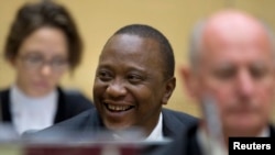 Presiden Kenya Uhuru Kenyatta (tengah) tersenyum saat berada di dalam ruang sidang Mahkamah Kejahatan Internasional (ICC) di Den Haag, Belanda (8/10).