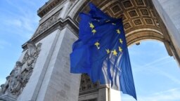 Bendera Uni Eropa di bawah Arc de Triomphe, di Place de l'Etoile di Paris. (Foto: AFP)