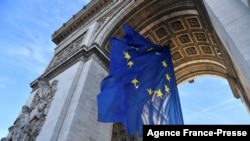 Une photo prise sur Ja.  Le 1, 2022 montre le drapeau de l'Union européenne sous l'Arc de Triomphe, sur la Place de l'Etoile à Paris.