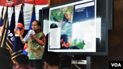 Kepala Pusat Data dan Informasi Badan Nasional Penanggulangan Bencana (BNPB) Sutopo Purwo Nugroho menjelaskan perkembangan peristiwan tsunami yang terjadi di Banten dan Lampung Selatan di kantornya, Selasa (25/12). (VOA/Fathiyah)