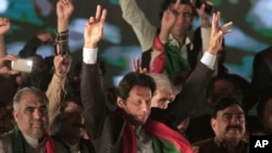 Opposition leader Imran Khan of the Pakistan Tehreek-e-Insaf party waves to supporters during a rally in Islamabad, Pakistan, Nov. 2, 2016.
