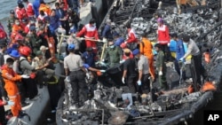 1일 인도네시아 구조당국 관계자들이 사망자 23명 등 인명피해가 발생한 화재 유람선을 자카르타 인근 항구로 옮겨 실종자를 찾고있다. 