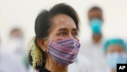 Aung San Suu Kyi saat menghadiri pelaksanaan vaksinasi untuk petugas medis di Naypitaw, Myanmar, 27 Januari 2021. (AP Photo/Aung Shine Oo, File)