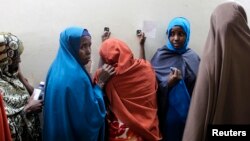 Suspected Somali illegal migrant Leyla Ali Adow (C) reacts after being processed for deportation in Nairobi, April 9, 2014.