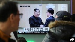 Televizijski snimak lidera Severne Koreje Kima Džong Una sa južnokorejskim direktorom za nacionalnu bezbednost Čung Eui-jongom, Pjongjang 7. mart 2018.