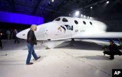 Sir Richard Branson tampak berjalan dekat SpaceShipTwo