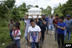 La niña de 7 años, Jakelin Caal, que murió en EE.UU., fue sepultada el martes 25 de diciembre de 2018 en su aldea en Guatemala.