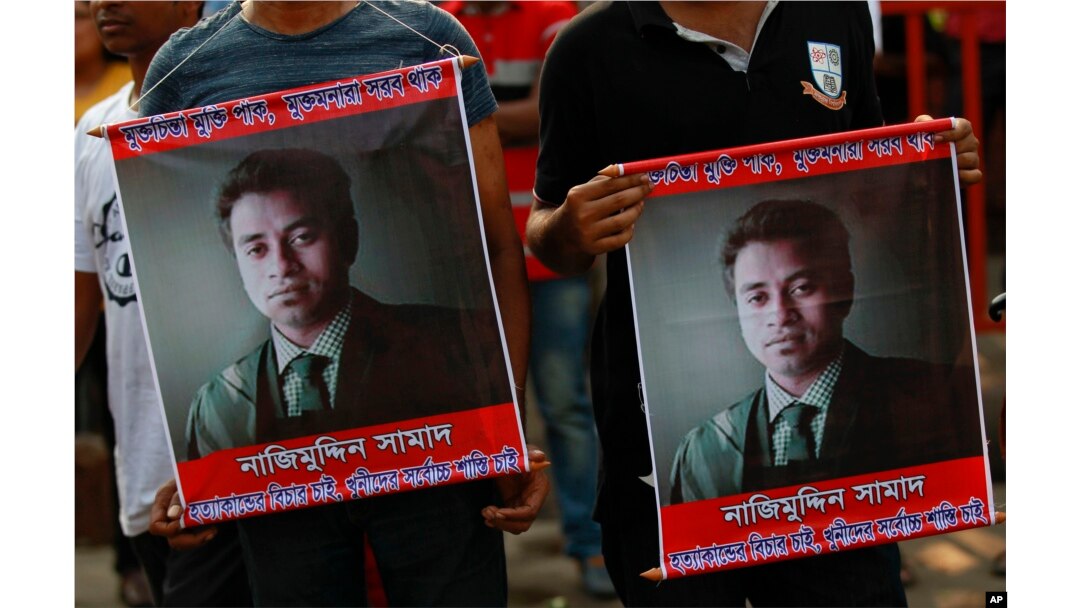 People carry portraits of student activist Nazimuddin Samad as they attend a rally to demand arrest of three motorcycle-riding assailants who hacked and shot Samad to death, in Dhaka, Bangladesh, April 8, 2016.