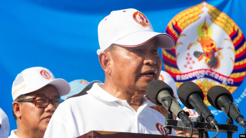 រូប​ឯកសារ៖ លោក សាយ​ ឈុំ​ អនុប្រធាន​គណបក្ស​ប្រជាជន​កម្ពុជា​ នៅក្នុង​ថ្ងៃទី១​ នៃ​យុទ្ធនាការ​ឃោសនា​បោះឆ្នោត​ឃុំ​ សង្កាត់​ ក្នុង​រាជធានី​ភ្នំពេញ​ នៅថ្ងៃ​ទី២០​ ខែ​ឧសភា​ ឆ្នាំ​២០១៧។ (ហ៊ាន សុជាតា/VOA)