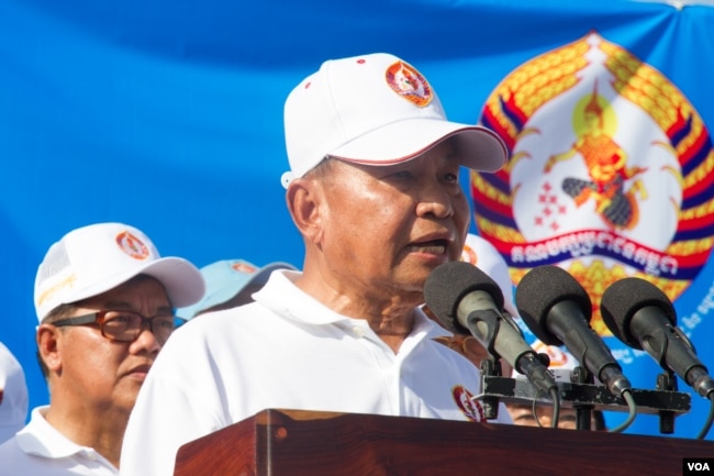 រូបឯកសារ៖ លោក សាយ ឈុំ អនុប្រធានគណបក្សប្រជាជនកម្ពុជា នៅក្នុងថ្ងៃទី១ នៃយុទ្ធនាការឃោសនាបោះឆ្នោតឃុំ សង្កាត់ ក្នុងរាជធានីភ្នំពេញ នៅថ្ងៃទី២០ ខែឧសភា ឆ្នាំ២០១៧។ (ហ៊ាន សុជាតា/VOA)