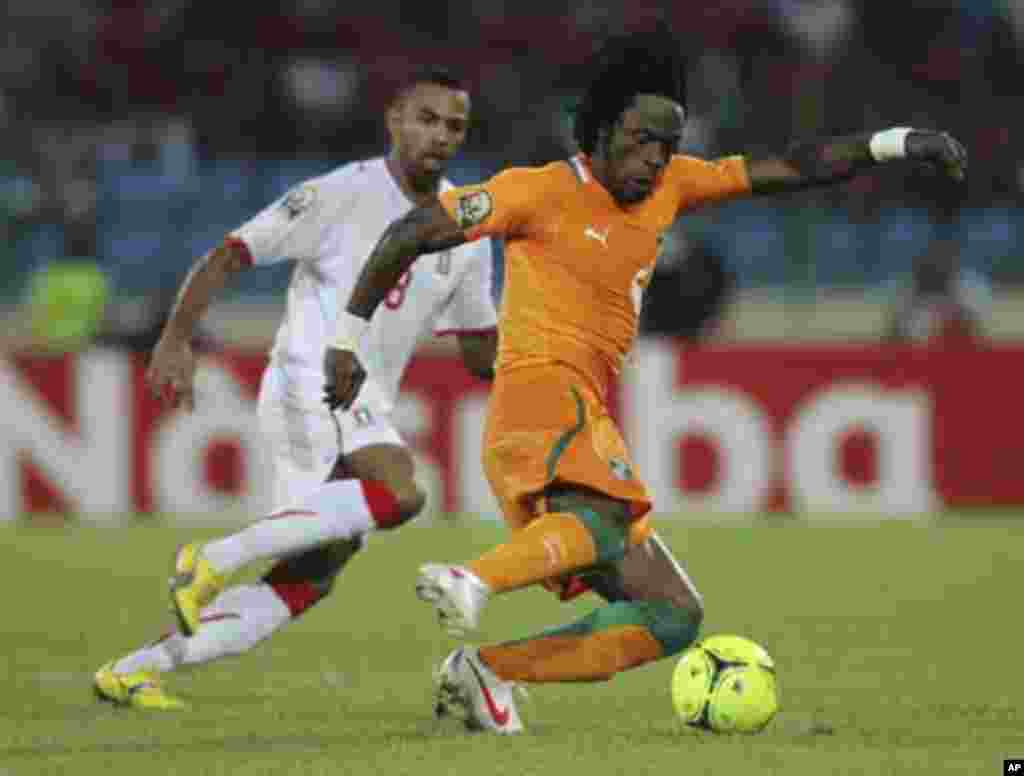 Jean-Jacques Gosso Gosso of Ivory Coast (R) fights for the ball with Iban Iyanga of Equatorial Guinea during their match at the African Nations Cup soccer tournament in Malabo February 4, 2012.