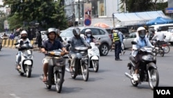 People are driving on the street in Phnom Penh city, Cambodia on February, 11, 2020.(Malis Tum/VOA Khmer)