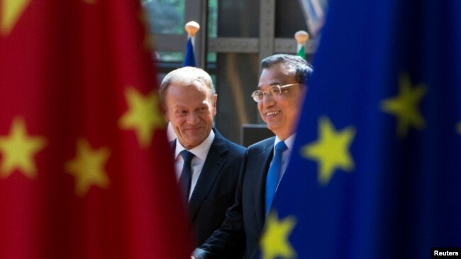 中国总理李克强和欧洲理事会主席图斯克抵达布鲁塞尔参加欧中峰会。（2017年6月2日）