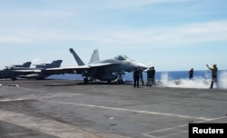 Lovac F18 priprema se da poleti na palubi nosača aviona USS Teodor Ruzvelt, koji plovi na Južnom kineskom moru, 10. aprila 2018.