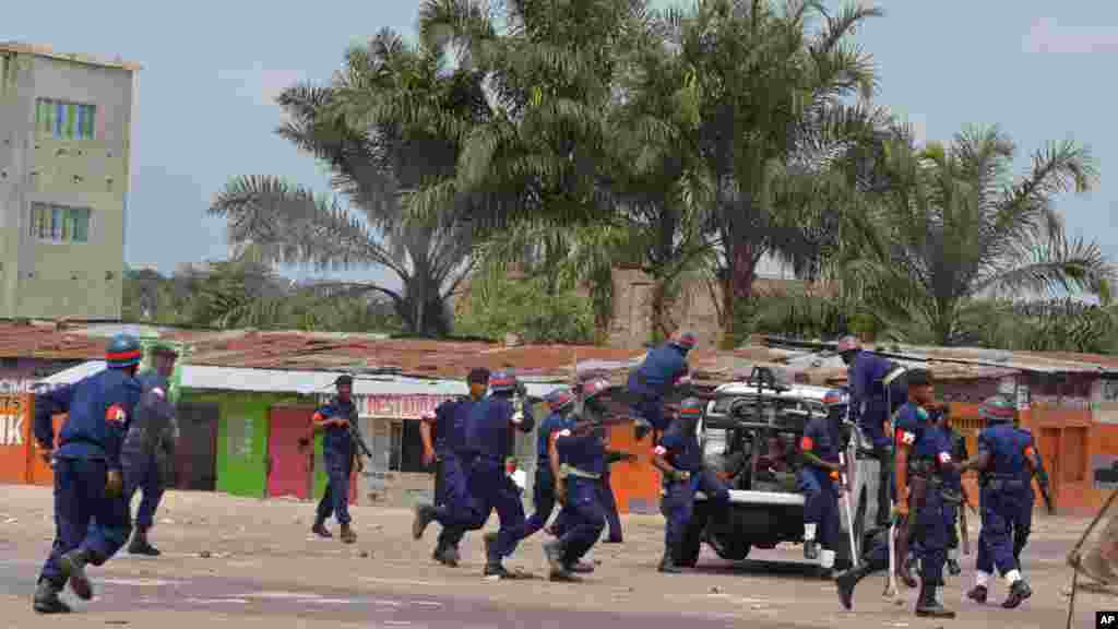 La police a été déployée sur une route principale pour bloquer des manifestants qui brûlent des pneus pour protester contre une loi qui pourrait retarder les élections qui se tiendra en 2016, à Kinshasa, République démocratique du Congo, le lundi 19 janvier 2015